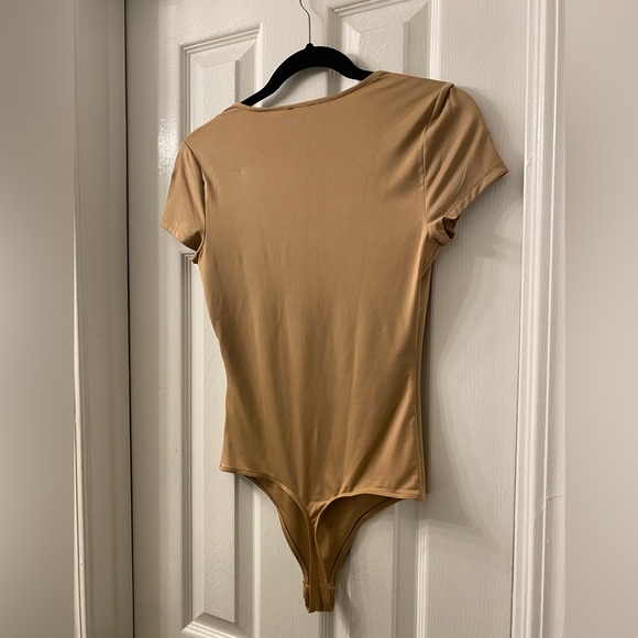Express Body Contour High Compression Scoop Neck Cap Sleeve Bodysuit - Pecan - Picture 9 of 11